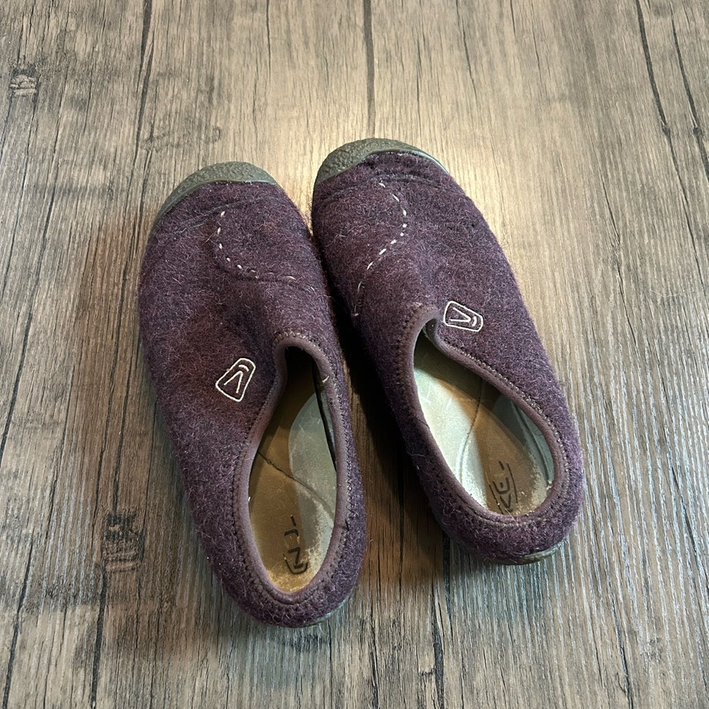 8.5 Keen Clogs